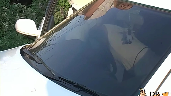 Кончил в рот стройной симпатяжке и оставил ее в гаражах.