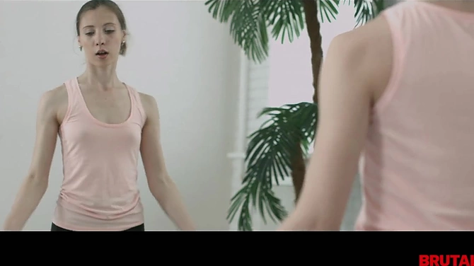 Накинулся и грубо оттрахал стройняшечку в спортзале .