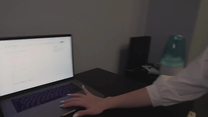 Молодая репетиторша учит старшеклассника взрослым играм