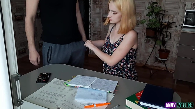 Студентка-биологичка на практике разбирает процессы размножения