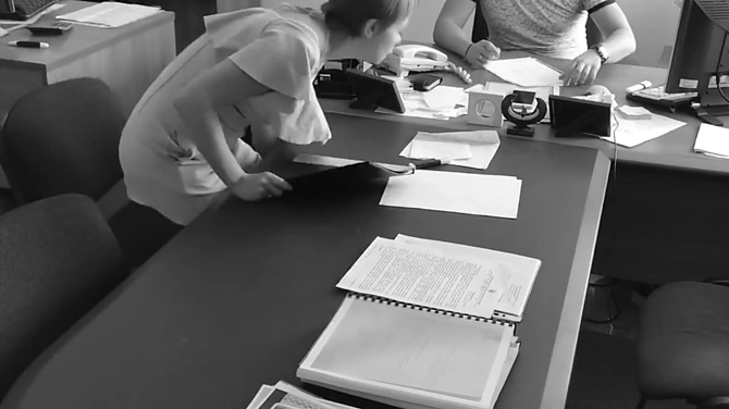 Скрытая камера в офисе снимает секс-компромат на секретаршу