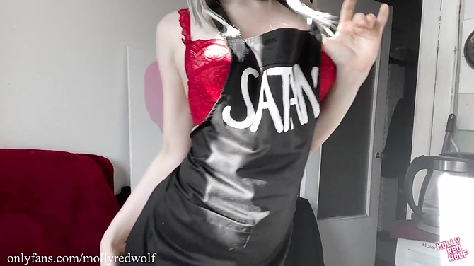 Рожки и бритая писька - все что нужно секси блонде для соблазнения