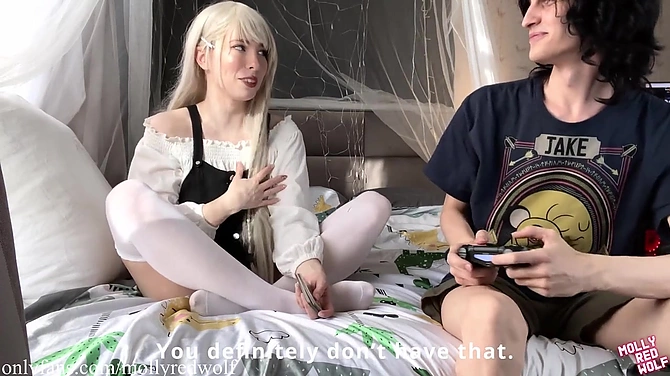 Девочка-косплеерша решила развлечься картами на раздевание, получился трах