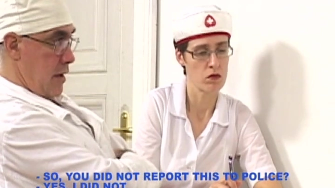 Унижена гинекологом: изнасилованная дурочка показывает свои потрепанные дырки