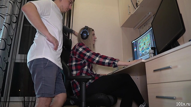 Жена проебывает семейные деньги, а муж поебывает ее подругу