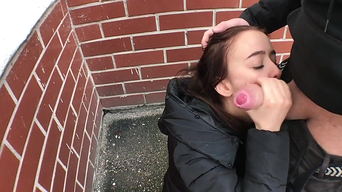 Скромняшка с голубыми глазами глотает хуи по подворотням после пар