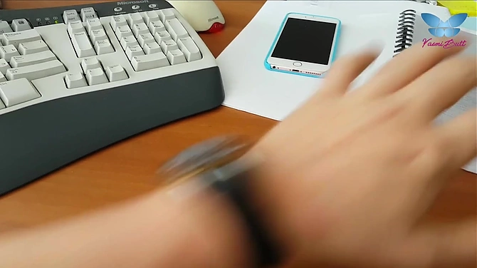 Отсосала коллеге под столом прямо посреди рабочего дня.