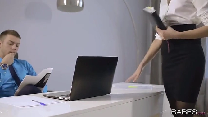 Нескучная работенка: русская секретарша Sheri Vi дала директору прямо в его кабинете
