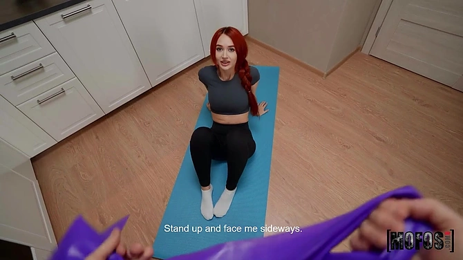 Растяжка анальных мышц у рыжей фитоняшки прошла очень продуктивно