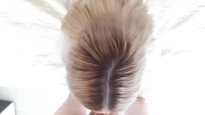 Поимел стройняшку в коротенькой юбочке и кончил ей на грудь.