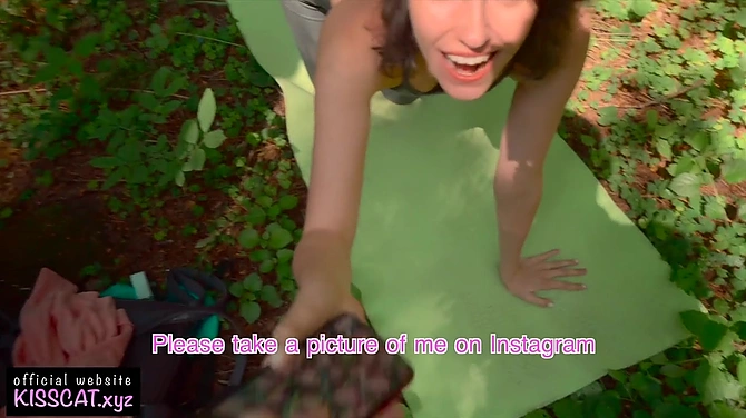 Ты в лесу занимаешься йогой? Надеюсь мой член не сильно тебя отвлекает?