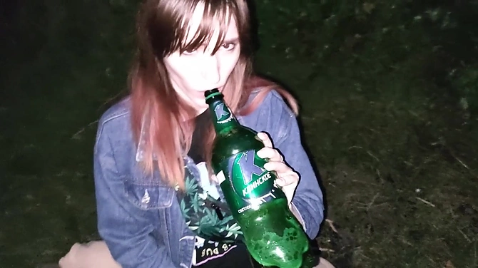 "Лейтенант МВД ФСБ России" получил взятку минетом в общественном месте.