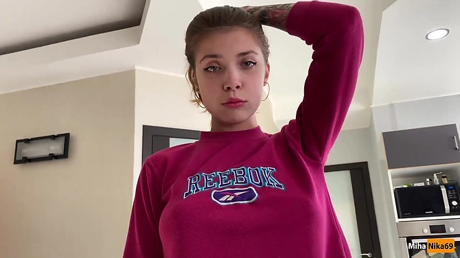 В кармане у парня шлюшка нашла для себя теплый и твердый хуй