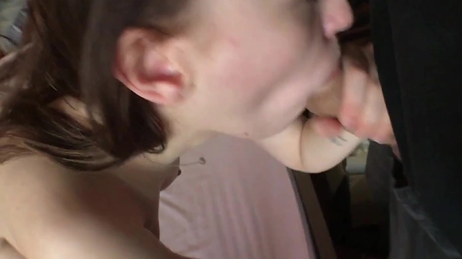 Молодые целыми днями трахаются посреди свинарника и убирать им некогда