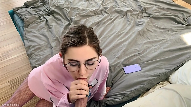 Помог сестренке пройти  уровень и получил отсос и трах.