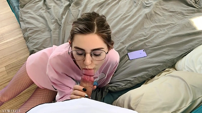 Помог сестренке пройти  уровень и получил отсос и трах.