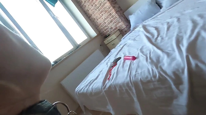 Хорошо зафиксировал стройняшку и сочно трахнул залив спермой.