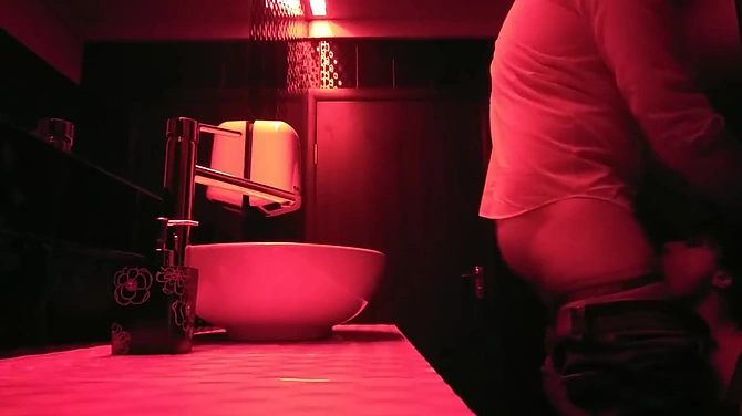 Трахнул подбуханную стройняшку на встрече однокласников.