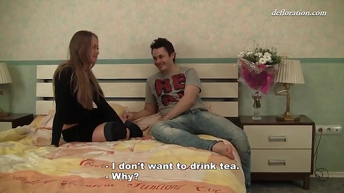 Нежно дефлорировал стройняшку и залил спермой ее животик.