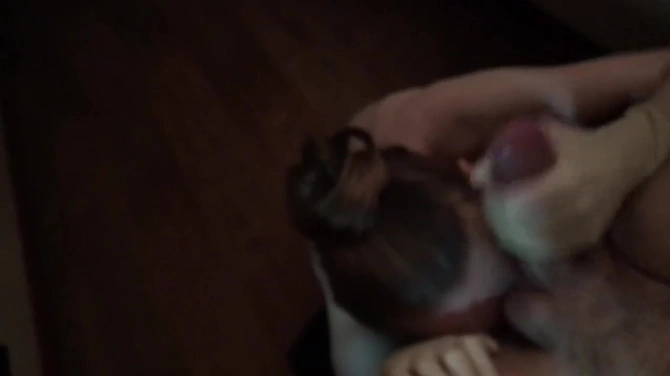 Сочный слюнявый минет от брюнетки в перчатках и маске .