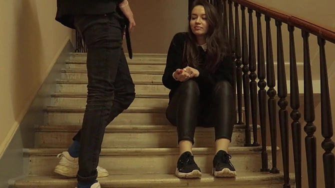 Не дотерпев до кровати, трахнул симпатичную брюнеточку прямо в подъезде.