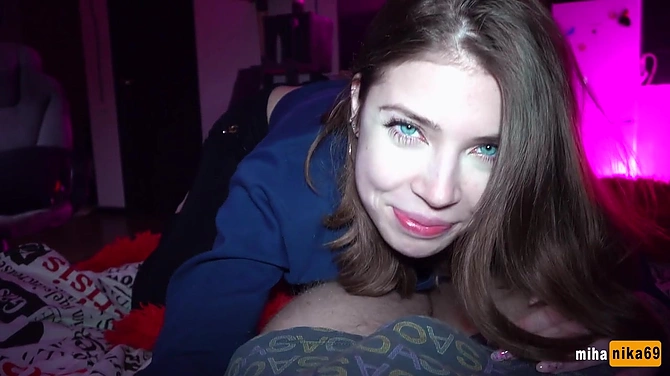 Прелестную голубоглазую стройняшку отжарили и кончили на грудь.