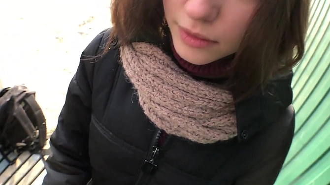 Парень развел симпатичную голубоглазку на отсос на улице.