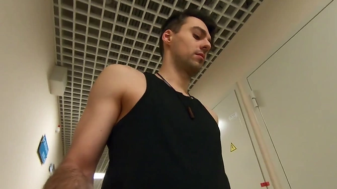 Подкатил и трахнул стройную играющуюся с вибратором милашку.