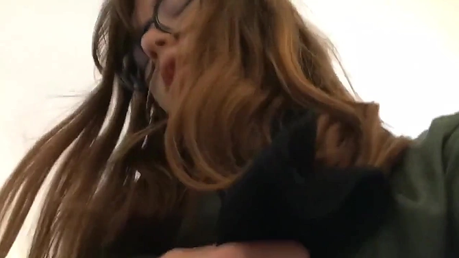 Очкастая соснула у окна и напрыгалась на елдаке в резинке