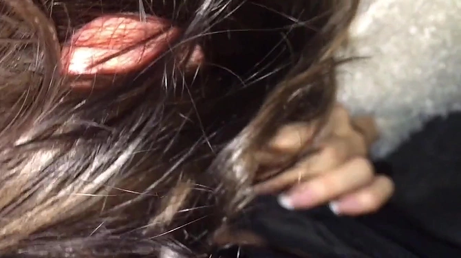 Сосалка-инкогнито получает в рот на толчке