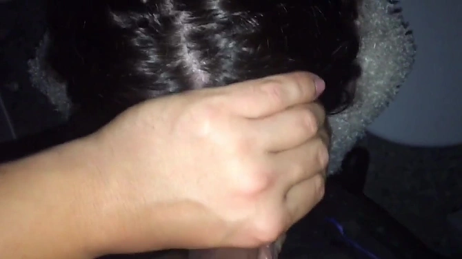 Сосалка-инкогнито получает в рот на толчке