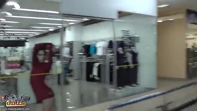 Пикаперы попотели в качалке, а потом продолжили треню со шлюхой в туалете