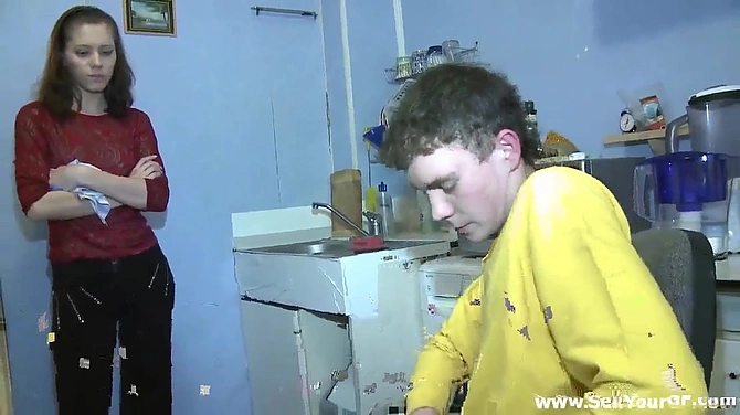 В молодой семье зарабатывает одна жена, а точнее ее пизда