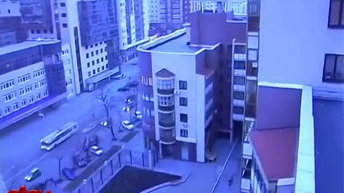 Рассерженая телочка злобно трахается с парнем на чердаке