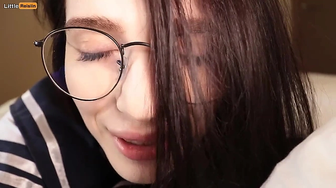 Похотливый парень не дал Reislin позалипать в телефоне и смачно отодрал на кровати