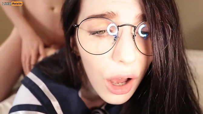 Похотливый парень не дал Reislin позалипать в телефоне и смачно отодрал на кровати