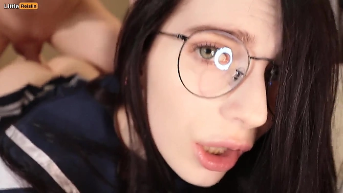 Похотливый парень не дал Reislin позалипать в телефоне и смачно отодрал на кровати