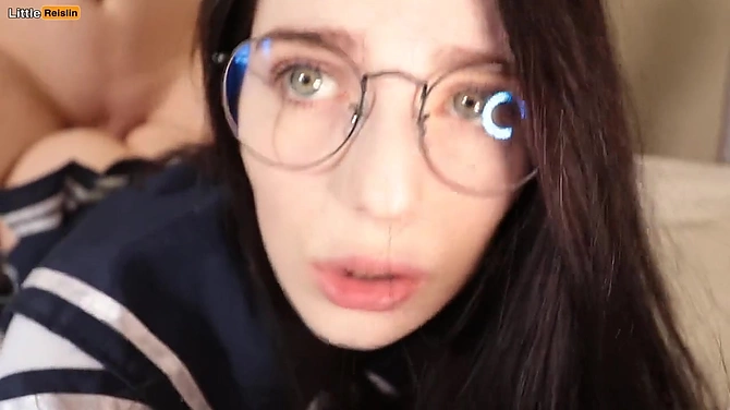 Похотливый парень не дал Reislin позалипать в телефоне и смачно отодрал на кровати