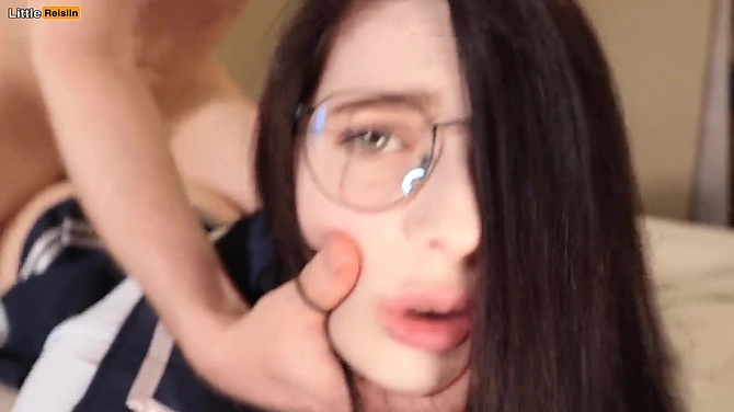 Похотливый парень не дал Reislin позалипать в телефоне и смачно отодрал на кровати