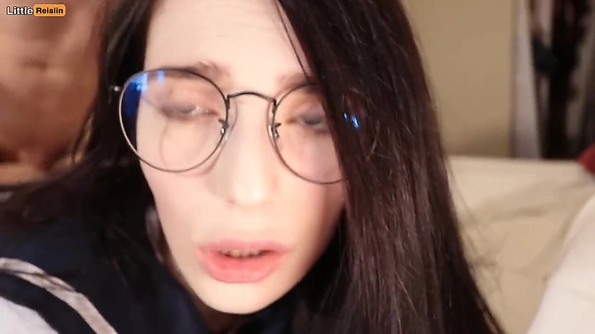 Похотливый парень не дал Reislin позалипать в телефоне и смачно отодрал на кровати