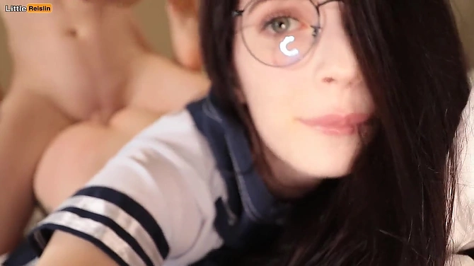 Похотливый парень не дал Reislin позалипать в телефоне и смачно отодрал на кровати