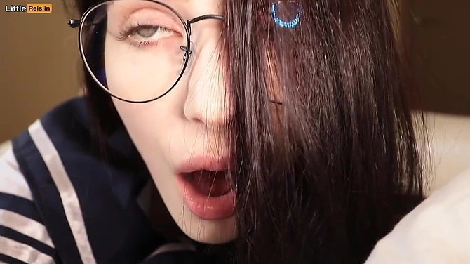 Похотливый парень не дал Reislin позалипать в телефоне и смачно отодрал на кровати