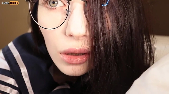 Похотливый парень не дал Reislin позалипать в телефоне и смачно отодрал на кровати