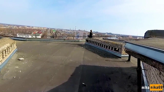 Зумеры рады поебаться на крыше на фоне панорамы родного Залупинска