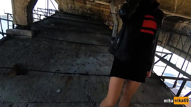 Раскованная брюнетка без нижнего белья отсосала парню в заброшке.