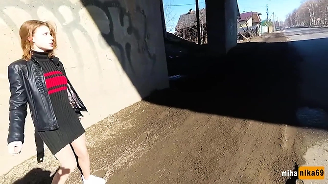 Раскованная брюнетка без нижнего белья отсосала парню в заброшке.