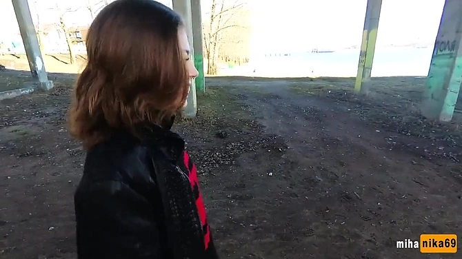 Раскованная брюнетка без нижнего белья отсосала парню в заброшке.