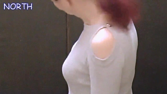 Сосед трахнул рыженькую милфу за помощь с открытием двери.