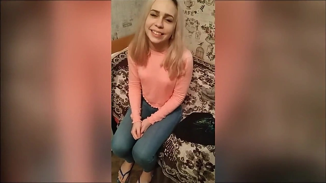 Домашний псевдокастинг худенькой милашки угарающим парнем.