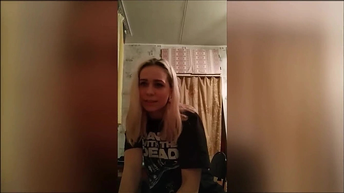 Домашний псевдокастинг худенькой милашки угарающим парнем.